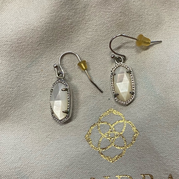 Elle’s - Picture 1 of 2